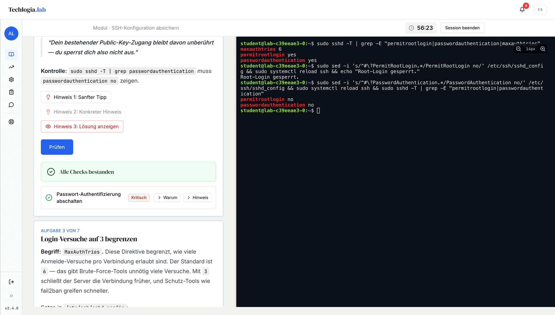 Das Lab im Browser: links der Lektionstext mit Aufgaben, rechts ein laufendes Terminal auf einer echten Linux-VM. Der Validator meldet „Alle Checks bestanden“ für die Aufgabe „Root-Login deaktivieren“.