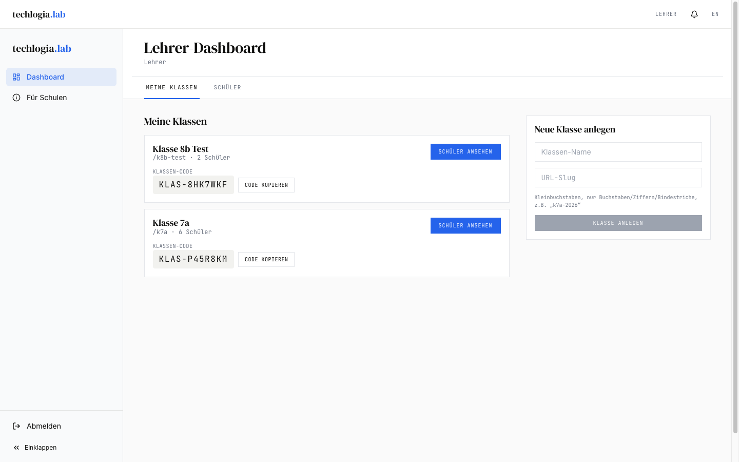 Lehrer-Dashboard: Tabs Meine Klassen und Schüler, zwei Klassen-Karten mit Klassen-Code und Schüler ansehen Button, rechts ein Formular Neue Klasse anlegen